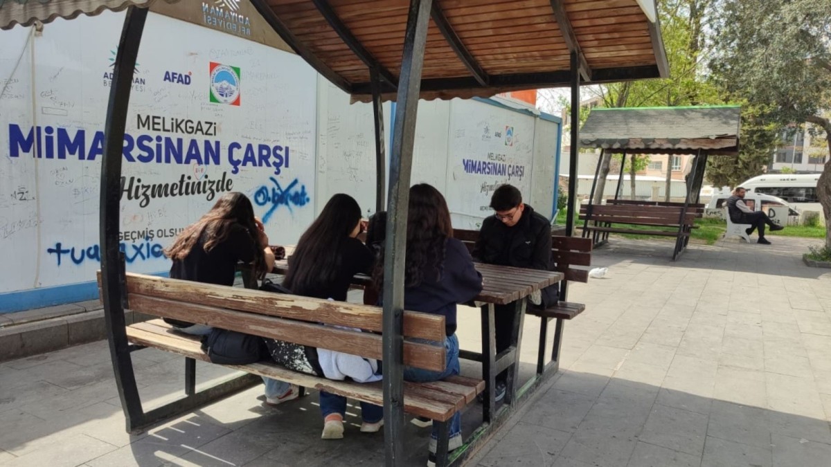 Bölgedeki okul saldırıları sonrası, Adıyamanlı öğrenciler okul girişlerinde önlem bekliyor  - Videolu Haber