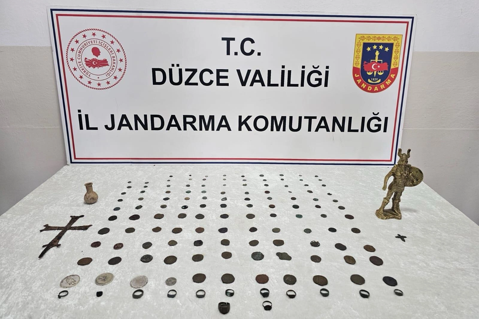 Düzce'de tarihi eser kaçakçılığına 2 gözaltı... 136 parça eser ele geçirildi