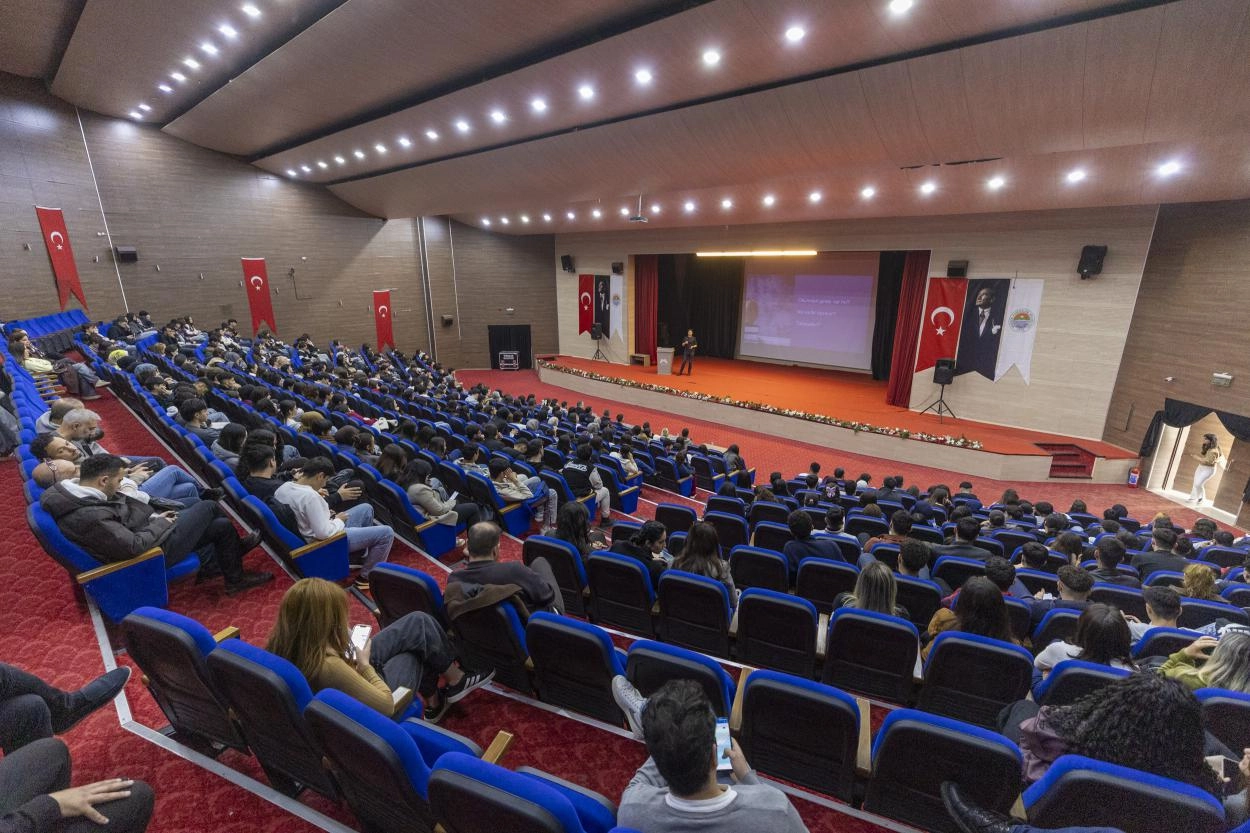 Mersin’de Adaylara Meslek Rehberi Semineri